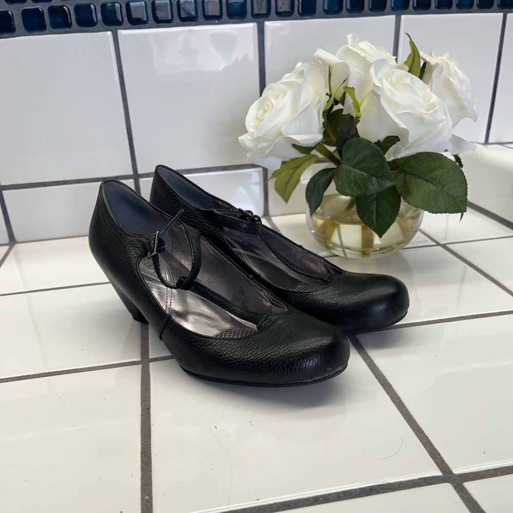 Beautiful and comfortable black Ciao Bella heels, size7